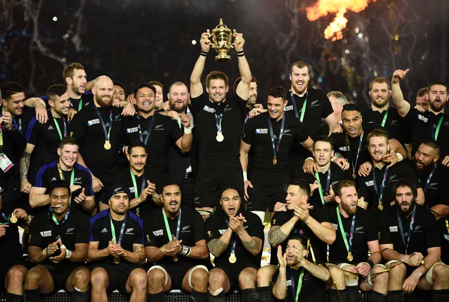 31 ottobre - Il capitano neozelandese Richie McCaw alza la Coppa del Mondo di rugby appena conquistata contro l&#39;Australia nello stadio di Twickenham, Londra (Afp)